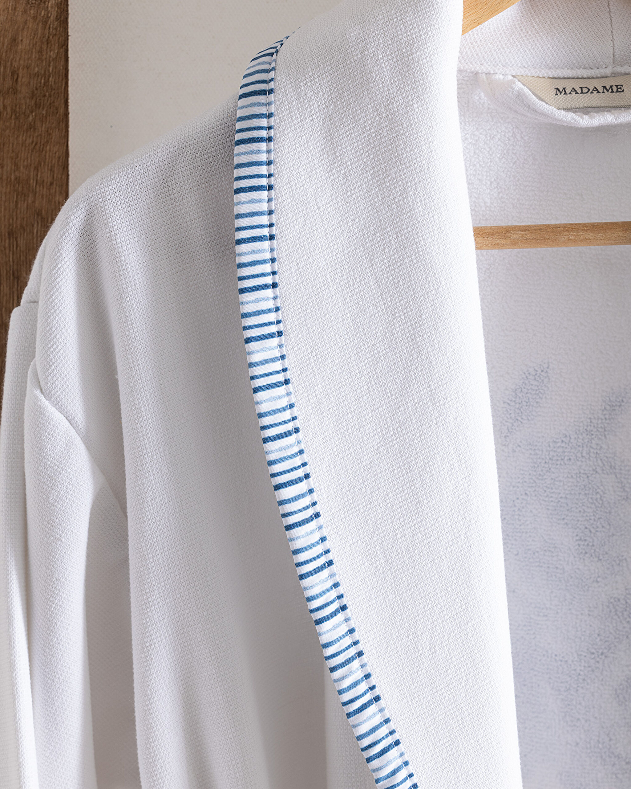 روب حمام نسائي بطبعة أستر - 2