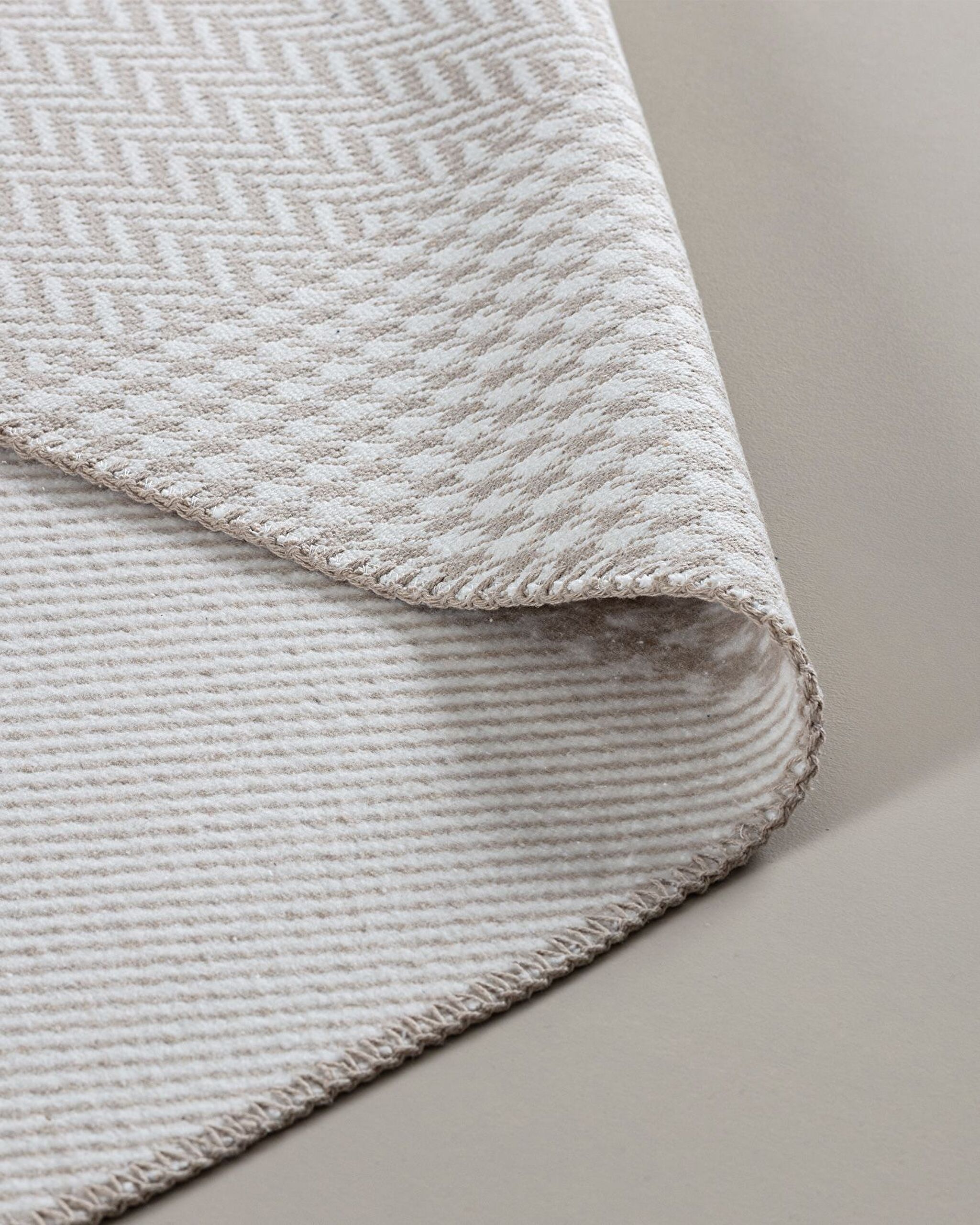 Pétale Fringed Woven Rug - 2