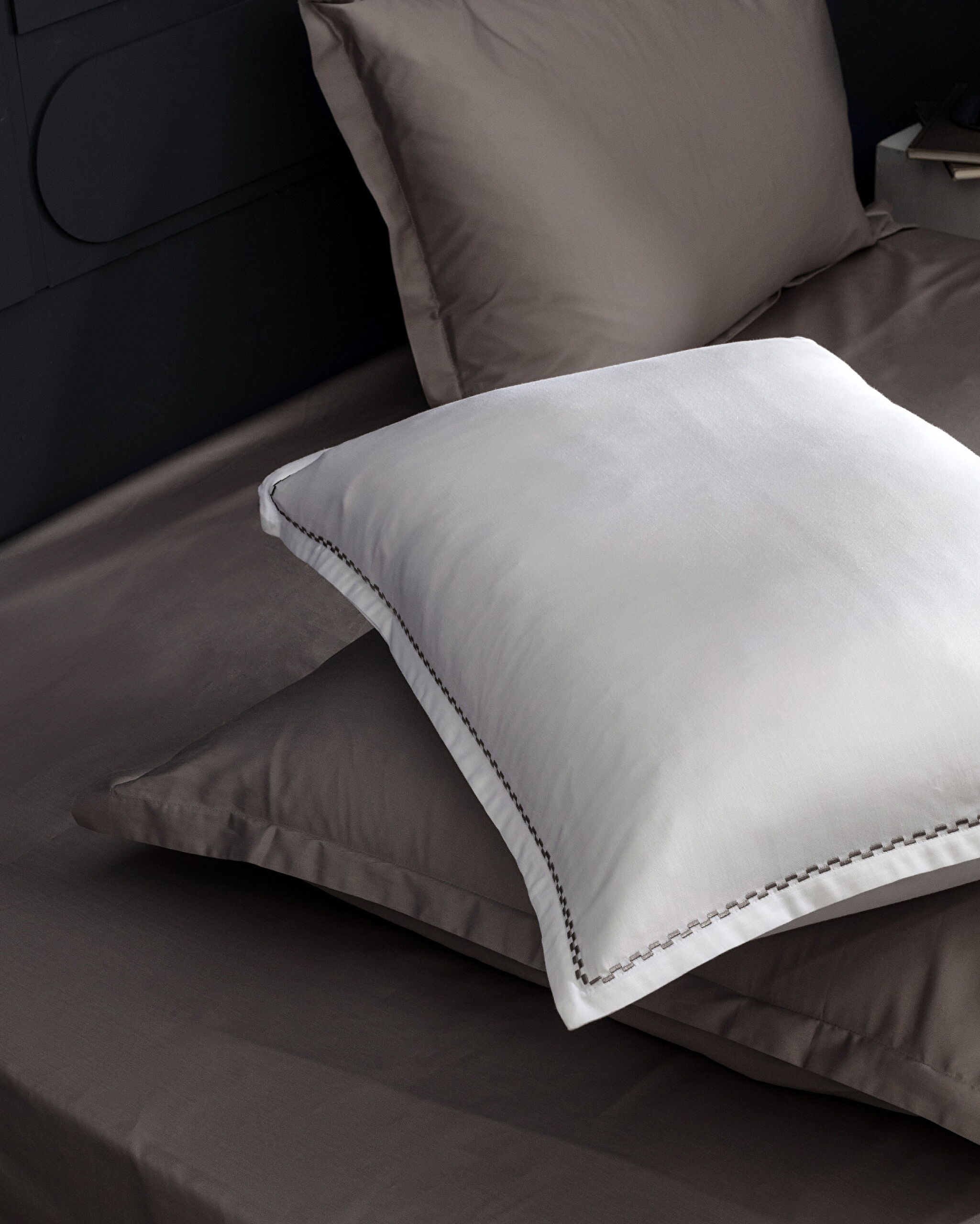 Ensemble de housse de couette en satin brodé 100 % coton double Laila - Blanc - 5