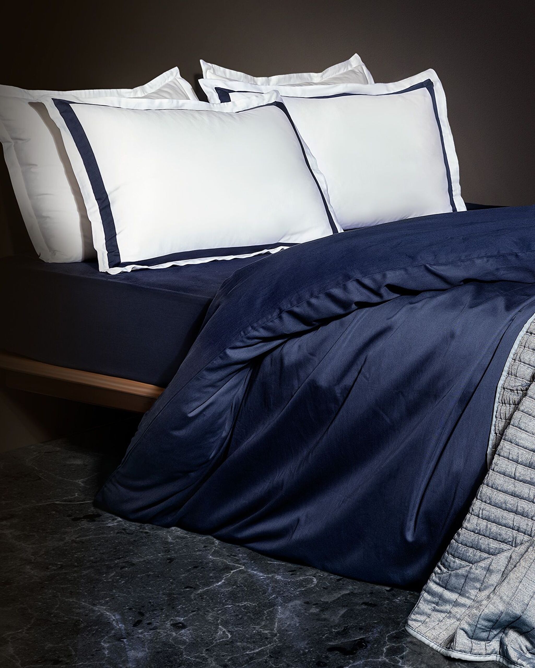 Ensemble de housse de couette en satin à bordure de taille familiale Jeanne - Blanc/Bleu marine - 0