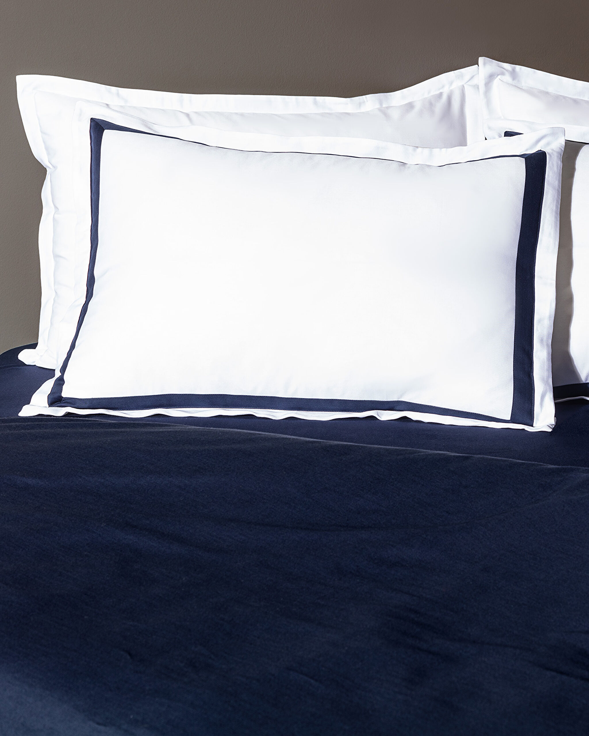 Ensemble de housse de couette en satin à bordure de taille familiale Jeanne - Blanc/Bleu marine - 2