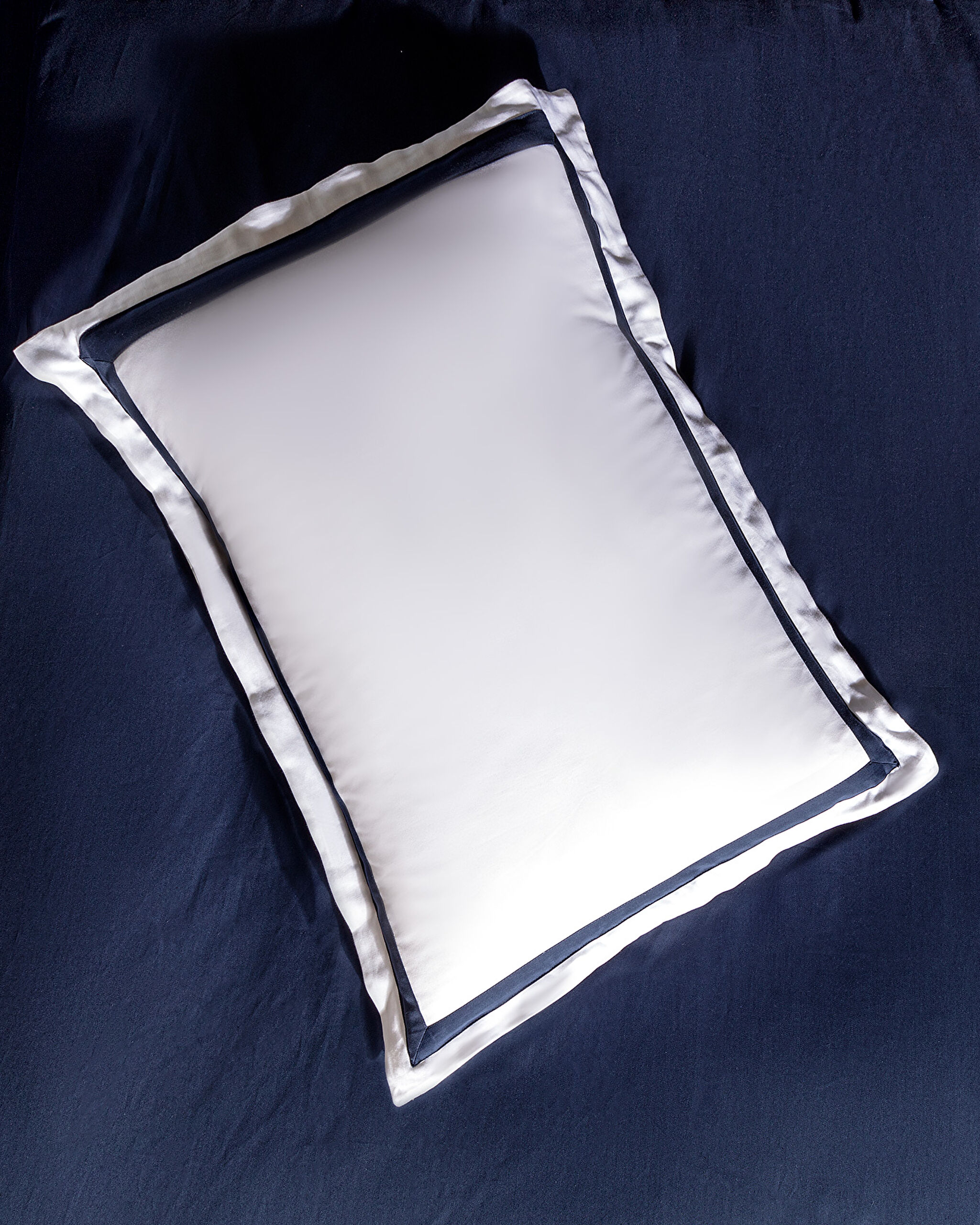 Ensemble de housse de couette en satin à bordure de taille familiale Jeanne - Blanc/Bleu marine - 6