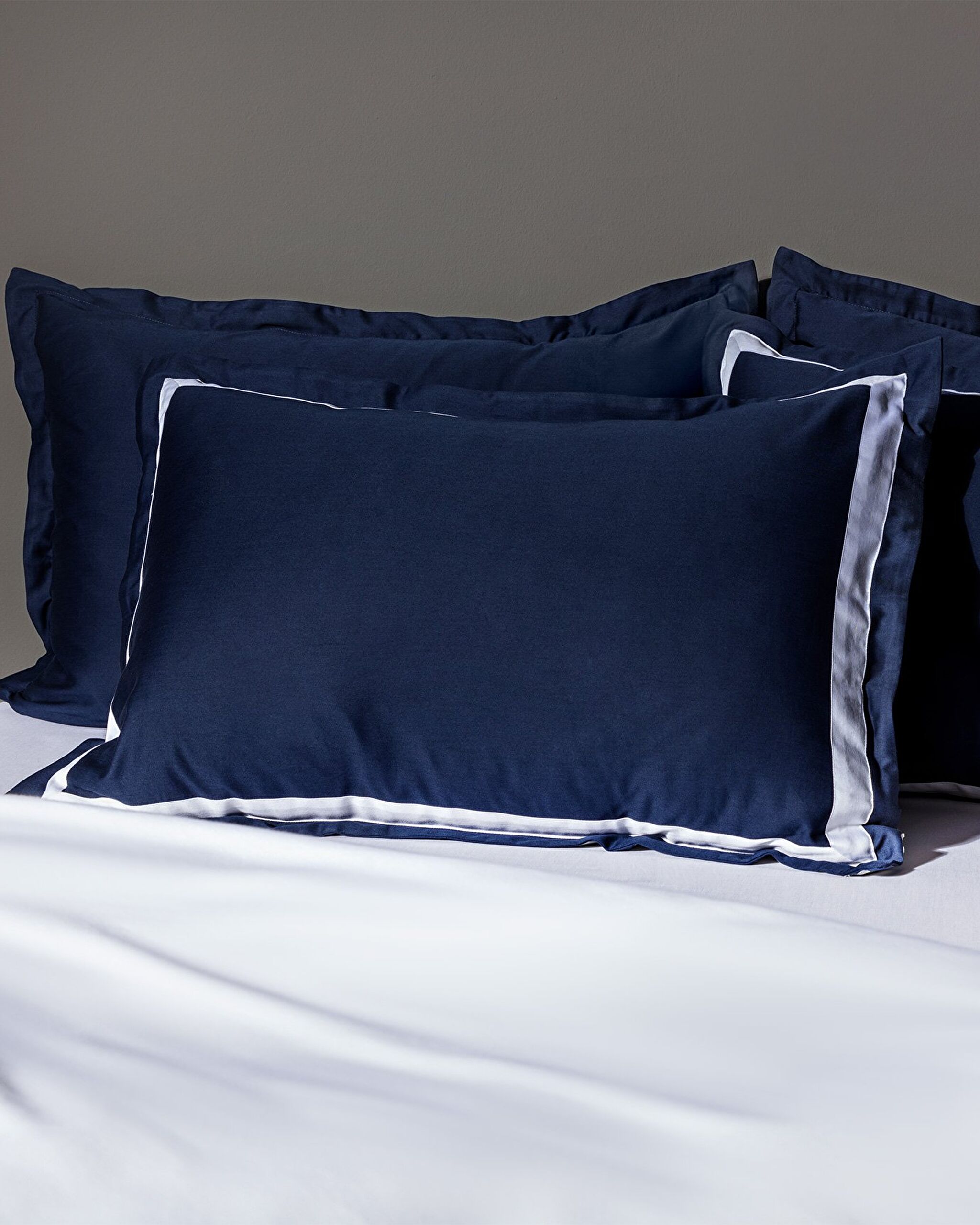 Ensemble de housse de couette en satin à bordure de taille familiale Jeanne - Bleu marine/Blanc - 1