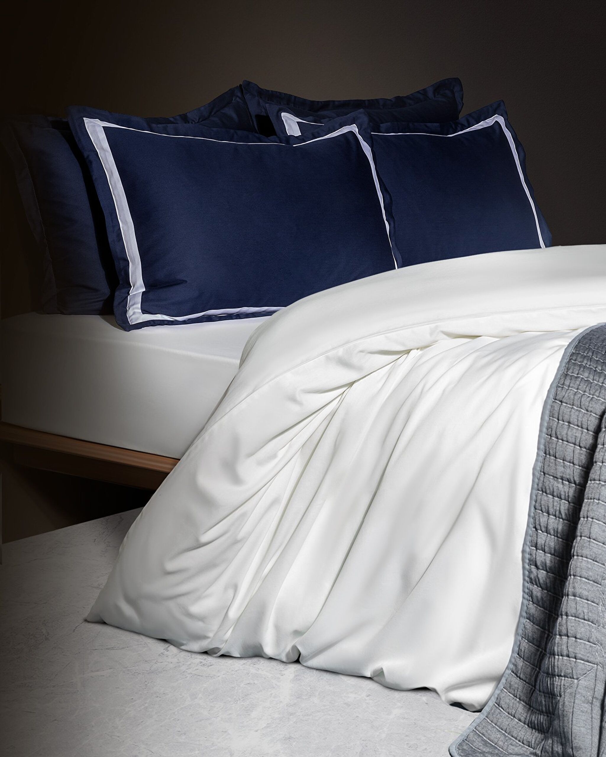 Ensemble de housse de couette en satin à bordure de taille familiale Jeanne - Bleu marine/Blanc - 0