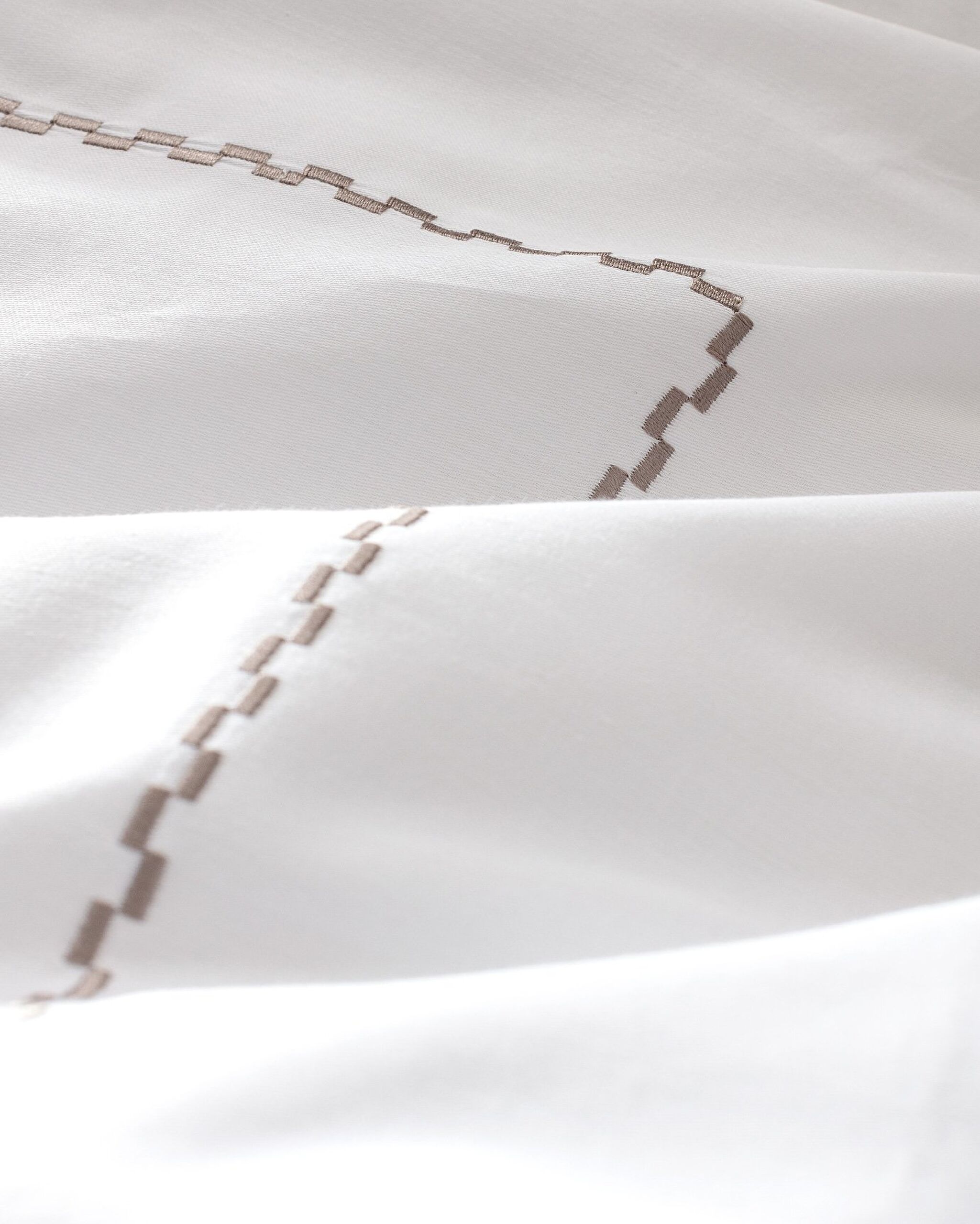 Ensemble de housse de couette en satin brodé 100 % coton pour très grand lit Laila - Blanc - 7