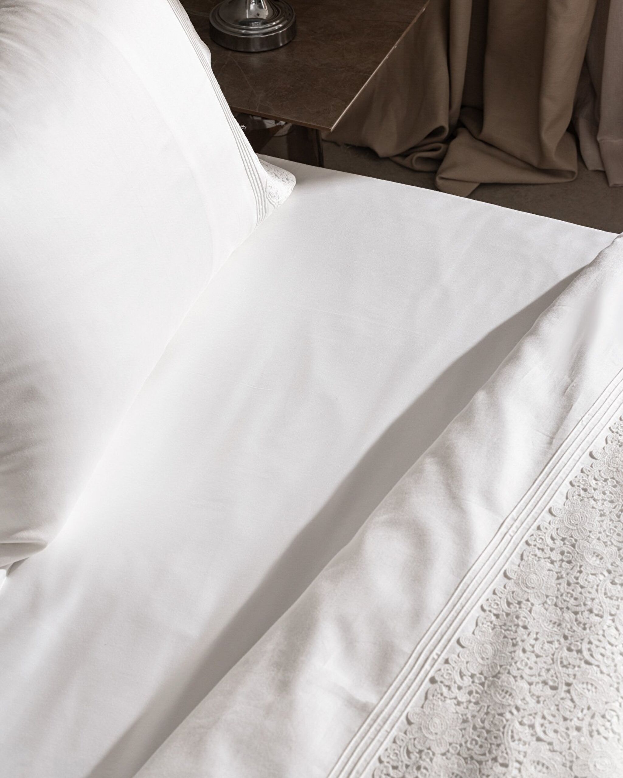 Ensemble de housse de couette en satin brodé 100 % coton King Size Marion - Blanc - 3