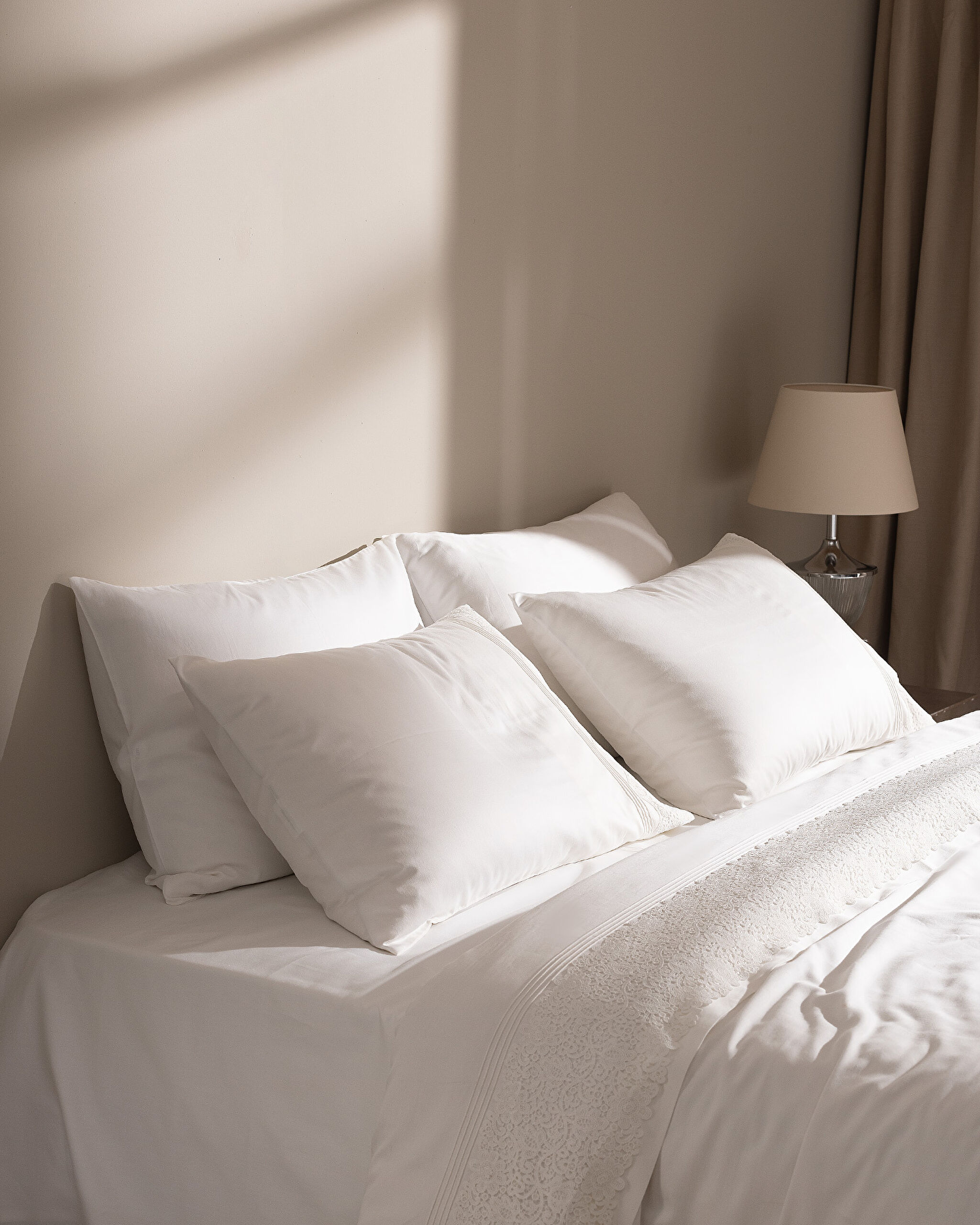 Ensemble de housse de couette en satin brodé 100 % coton King Size Marion - Blanc - 1