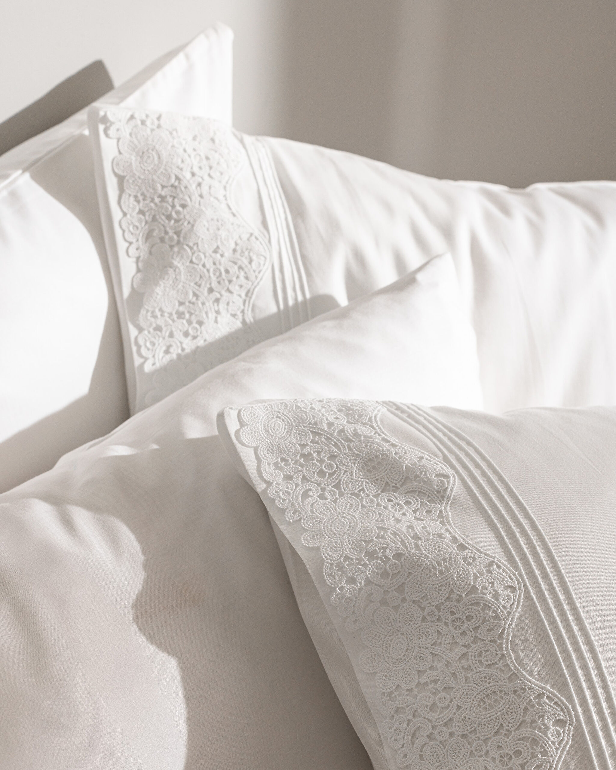 Ensemble de housse de couette en satin brodé 100 % coton King Size Marion - Blanc - 4