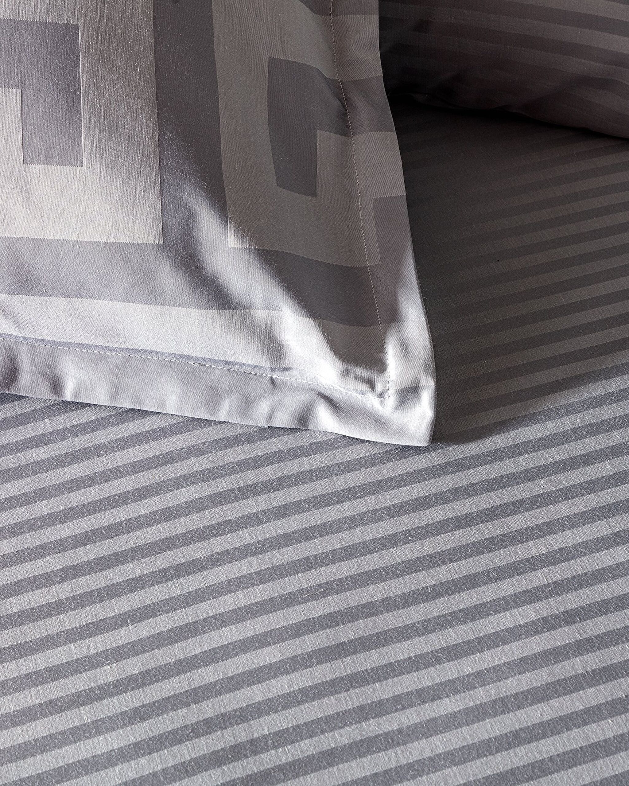 Ensemble de housse de couette en satin jacquard Belda King Size - 4