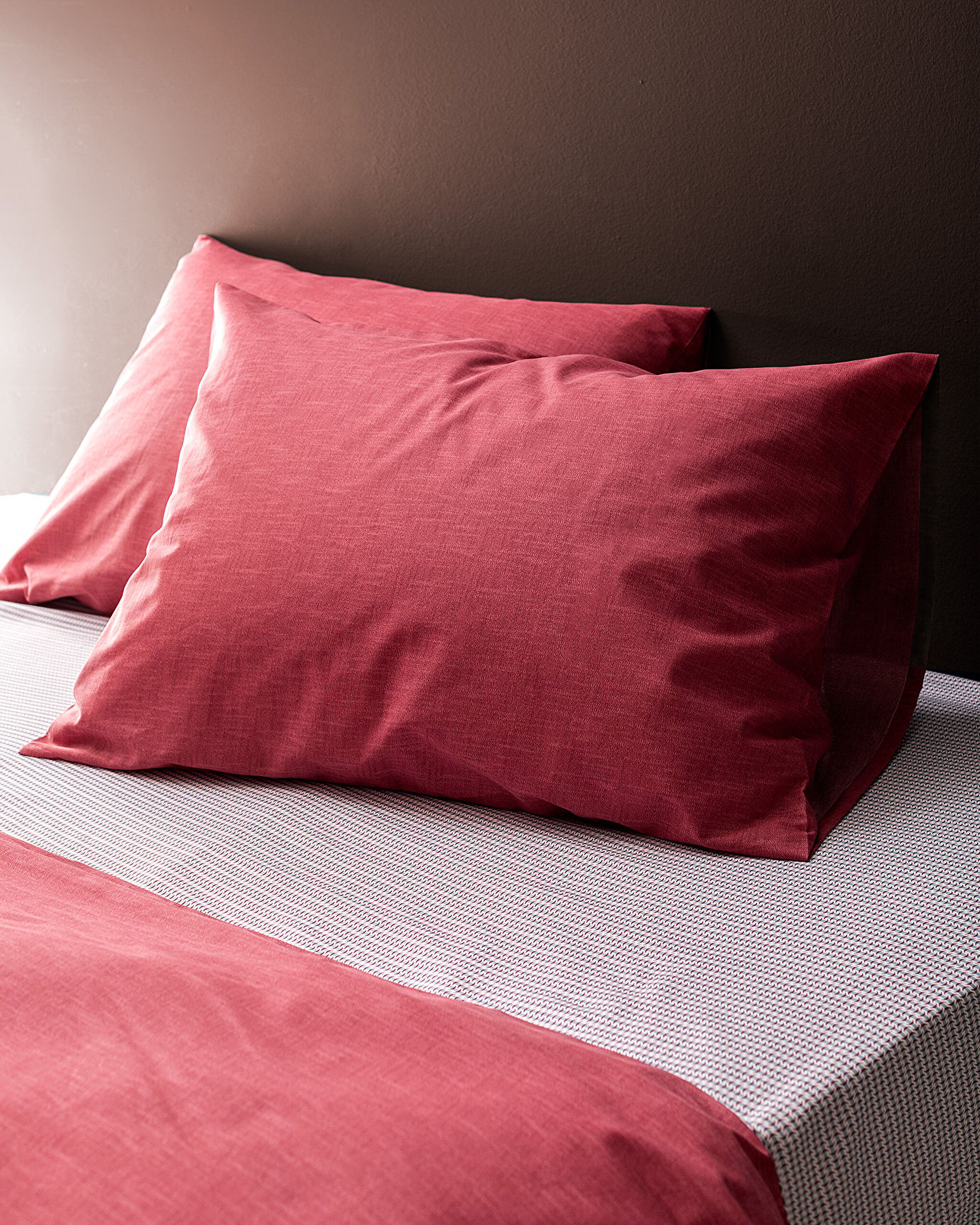 Bedrucktes Juin-Bettbezug-Set aus Baumwolle für King-Size-Betten – Weinrot - 2