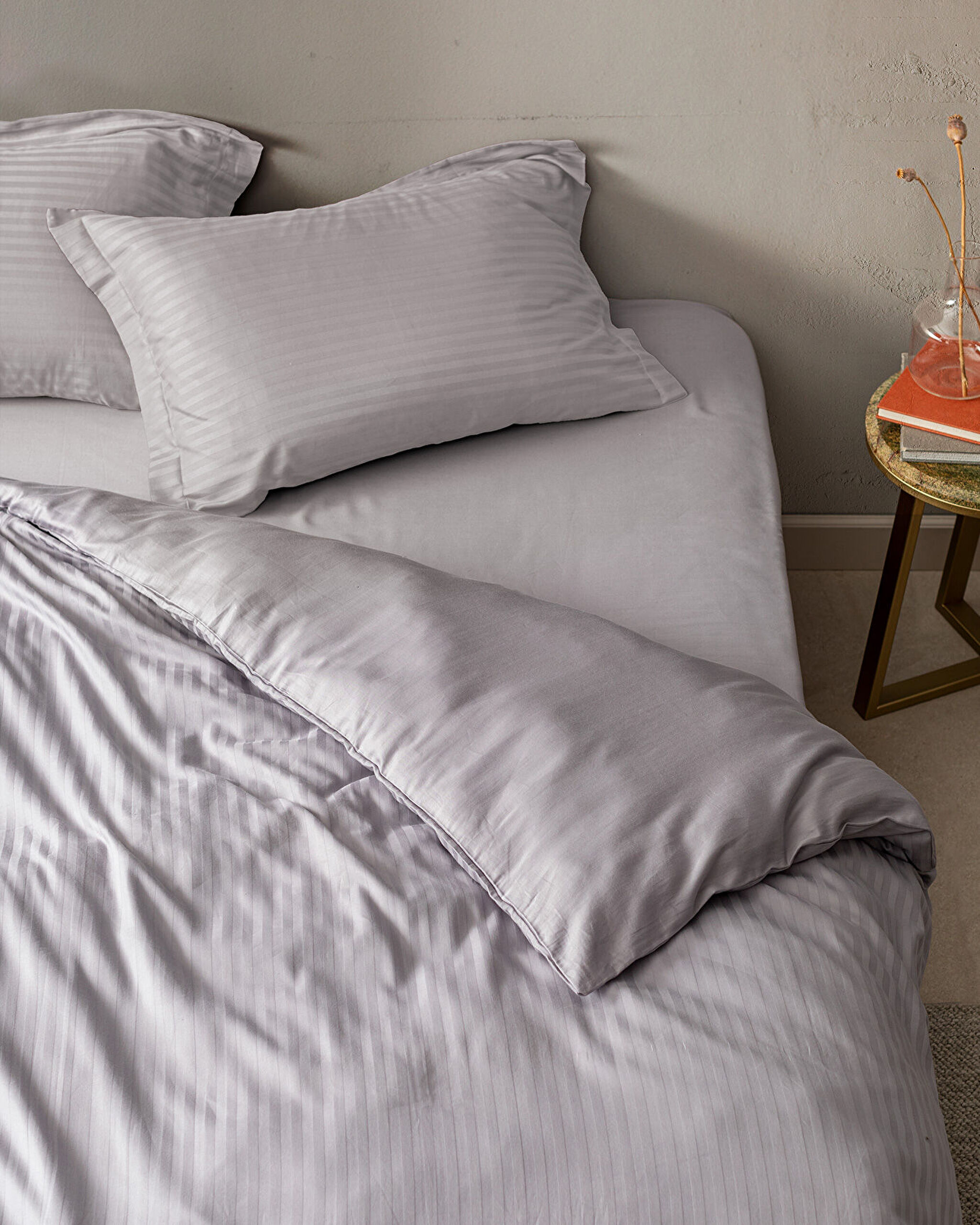 Elicia King Size Striped Satin Duvet Cover Set - 1