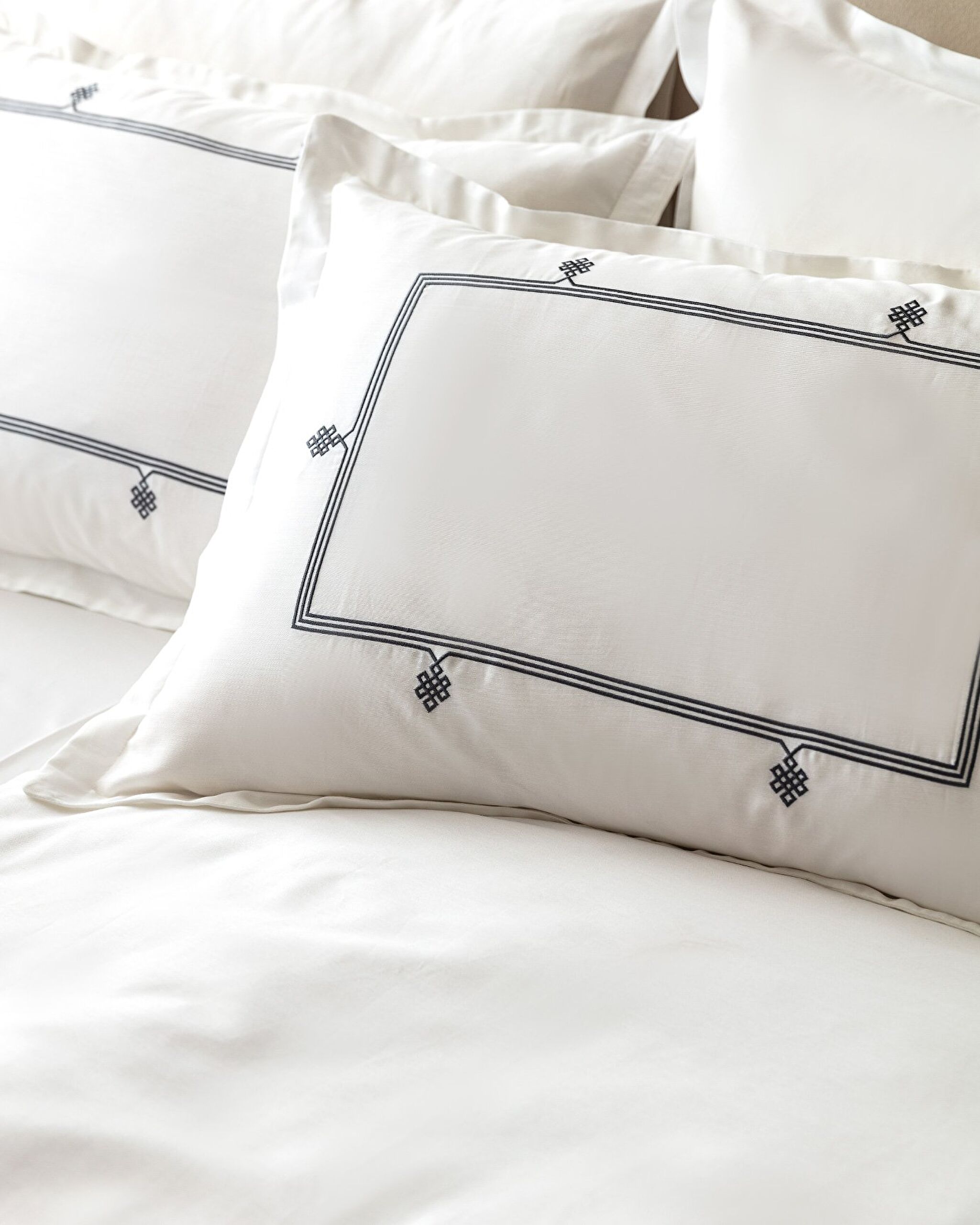 Lilas Family Size Embroidered Duvet Cover Set - Satin - 2