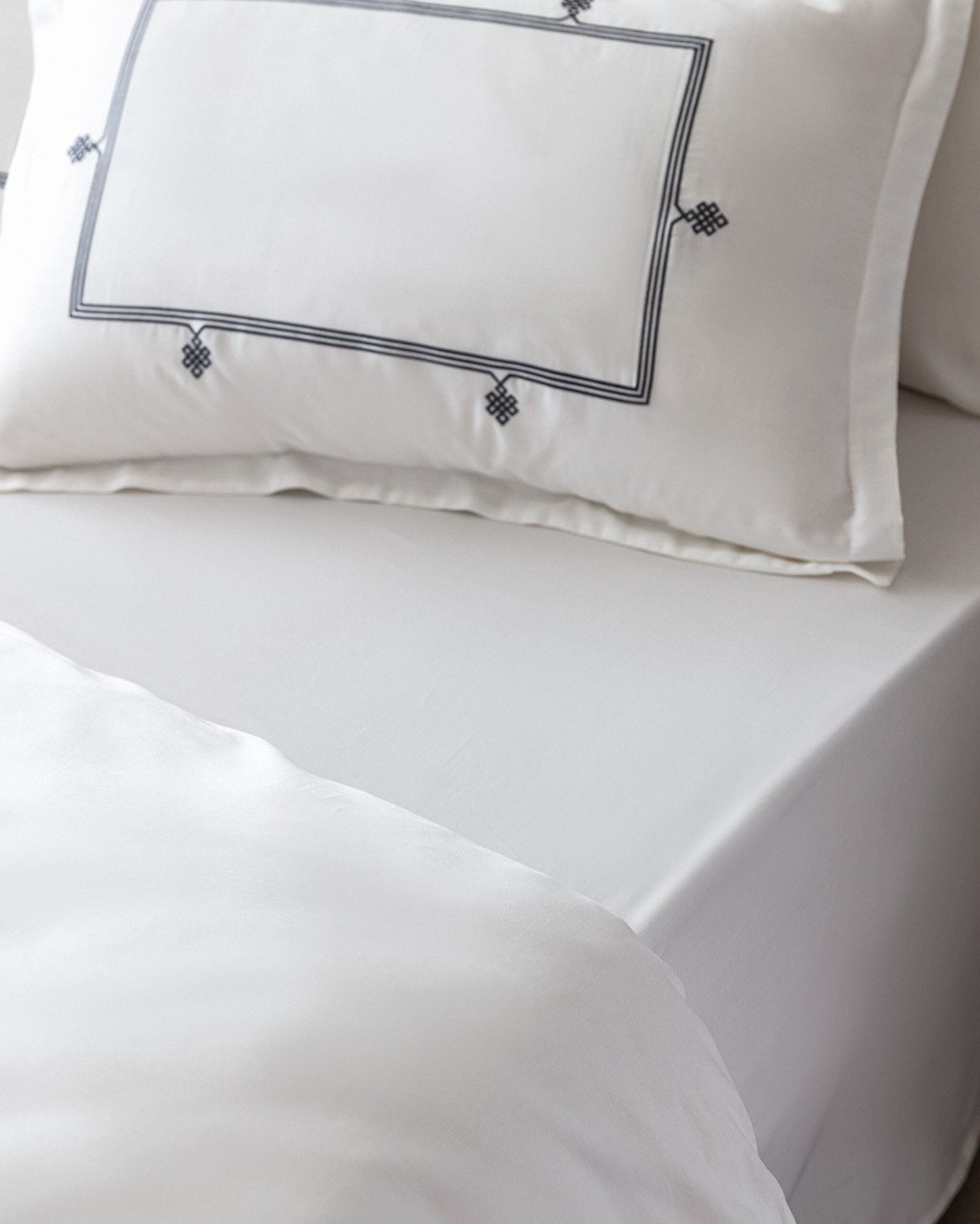 Lilas Family Size Embroidered Duvet Cover Set - Satin - 5