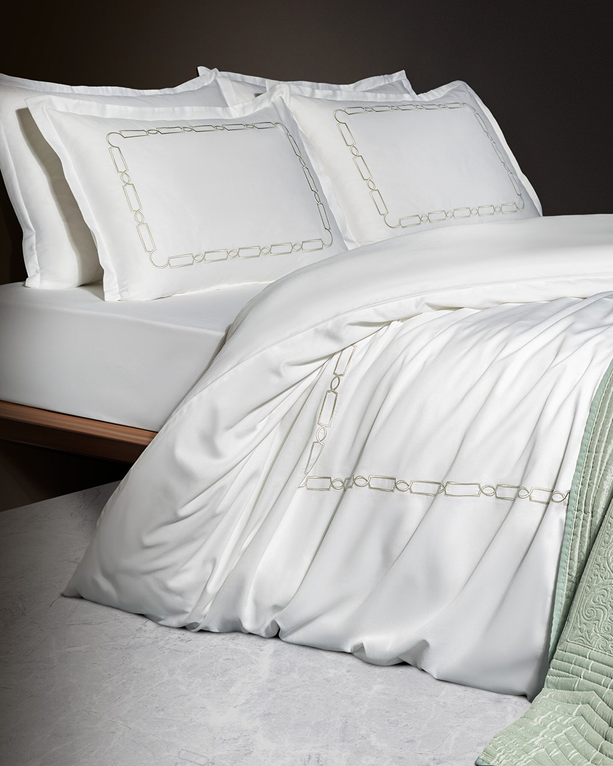 Ensemble Housse de Couette Brodée Taille Familiale Lis - Satin - Collection Yat - 0