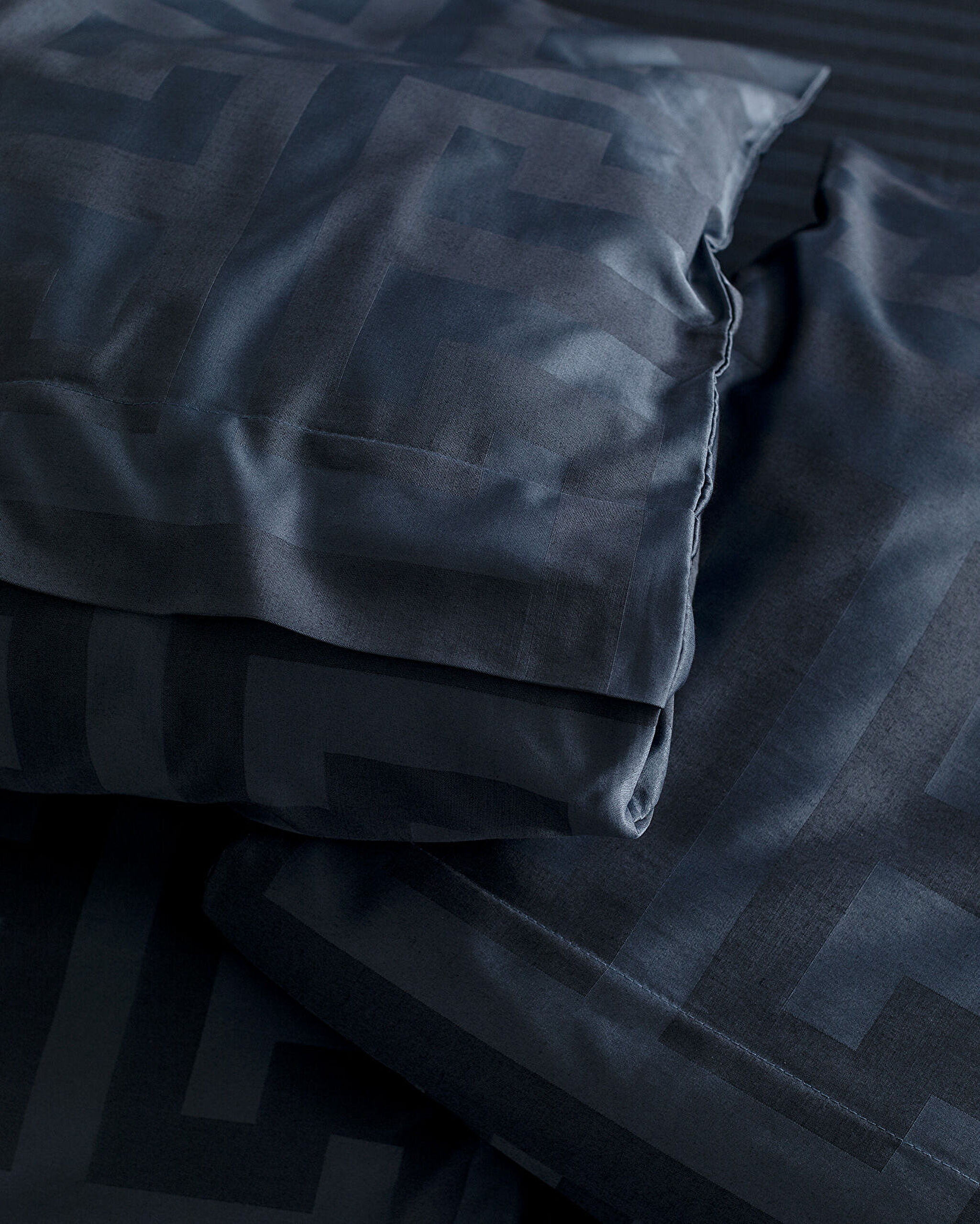 Belda Family Size Duvet Cover Set - Jacquard Satin - 5