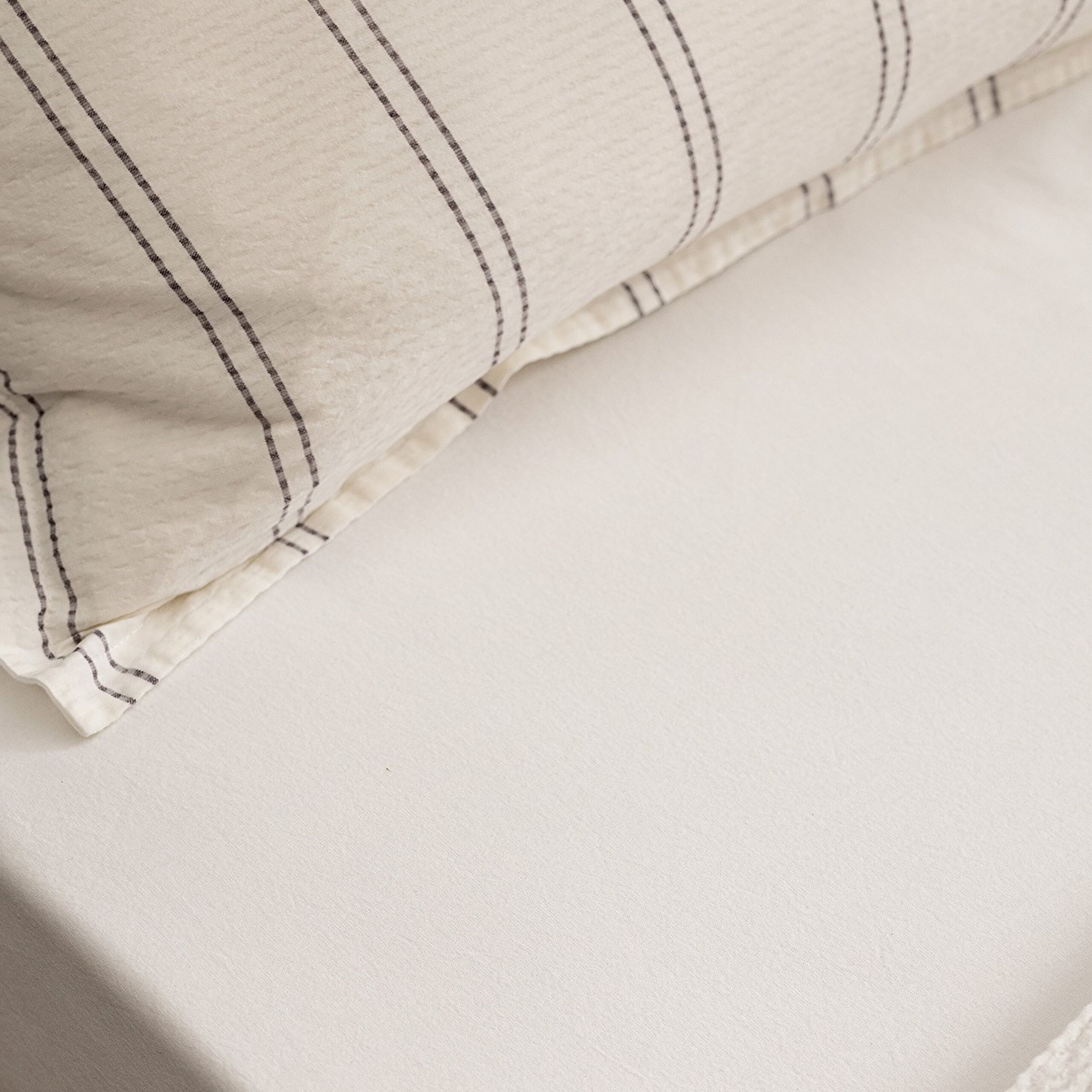 Ensemble de housse de couette en seersucker lavé 100 % coton à rayures Linda - Blanc/Anthracite - 6