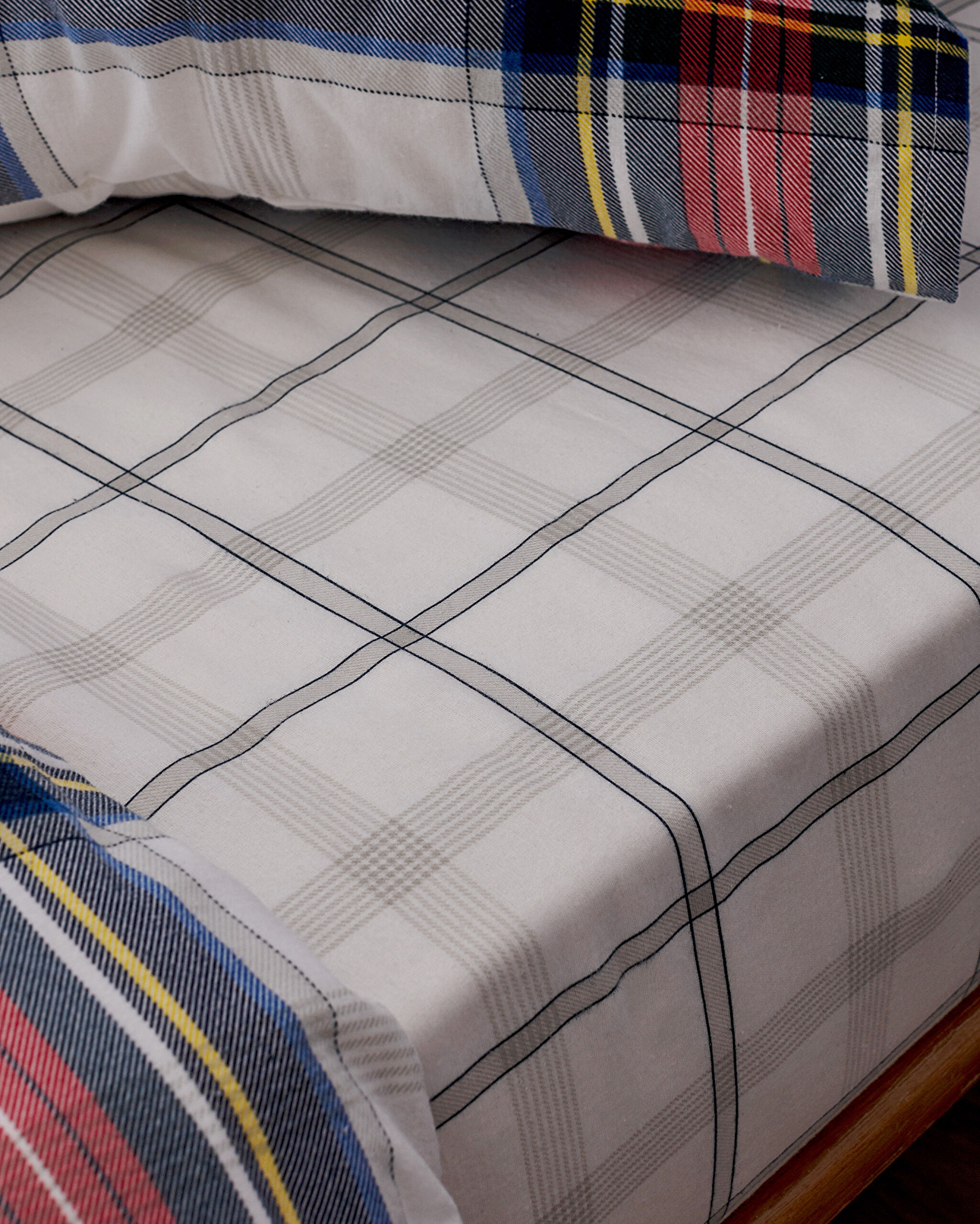 Sault Super King Size 100% Cotton Flannel Printed Duvet Cover Set - White/Red - 3