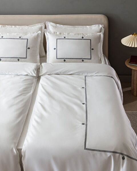 Lilas besticktes Bettwäscheset in Familiengröße – Satin - 1